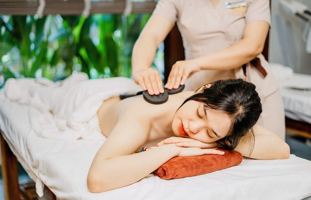 Massage đá nóng tại Hạ Spa