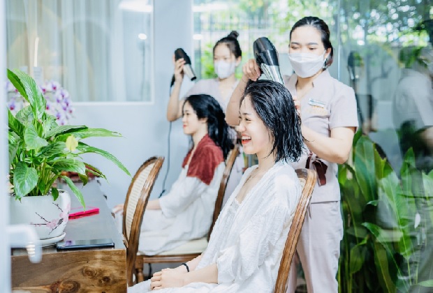 Khách hàng hài lòng khi đến Hạ Massage