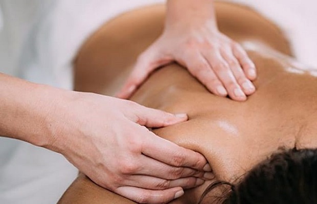 Thực hiện các động tác massage ấn huyệt vùng cổ gáy