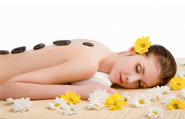 Massage đá nóng giúp cơ thể đào thải độc tố, hồi phục năng lượng