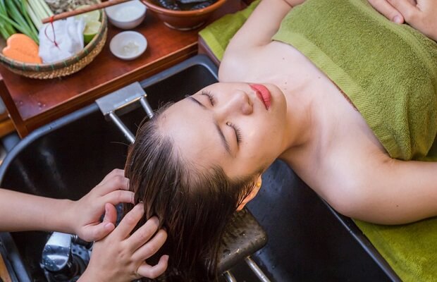 Gội đầu massage thư giãn là phương pháp làm sạch tóc, kết hợp với xoa bóp bấm huyệt