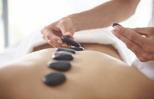 Massage đá nóng -nghệ thuật chữa bệnh tự ngàn xưa