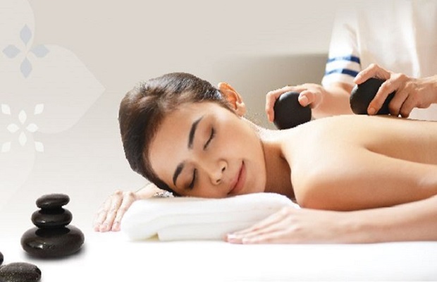 massage trị liệu cùng đá nóng giúp thư giãn tinh thần