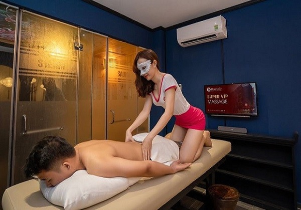 Kỹ thuật viên Hoa Kiều chuyên massage đá muối