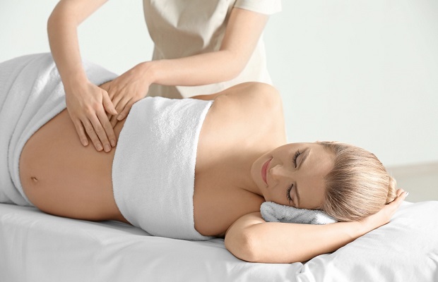 Massage bà bầu gia tăng sự kết nối giữa mẹ và bé