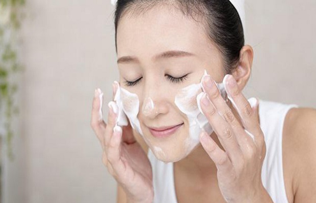 cách sử dụng máy massage mặt kết hợp sữa rửa mặt