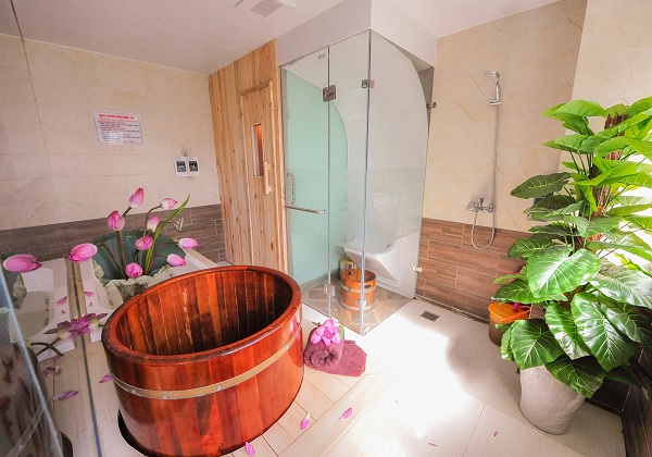 Phòng tắm tại Hương Sen Spa.