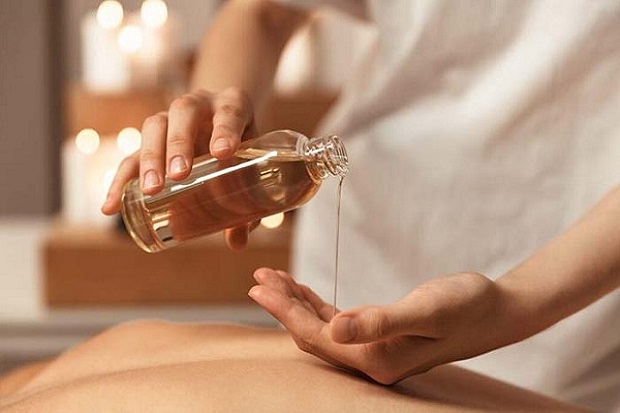 Cách massage đầu giảm đâu đầu bằng tinh dầu