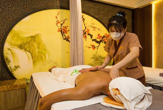 massage lưng tại queen spa