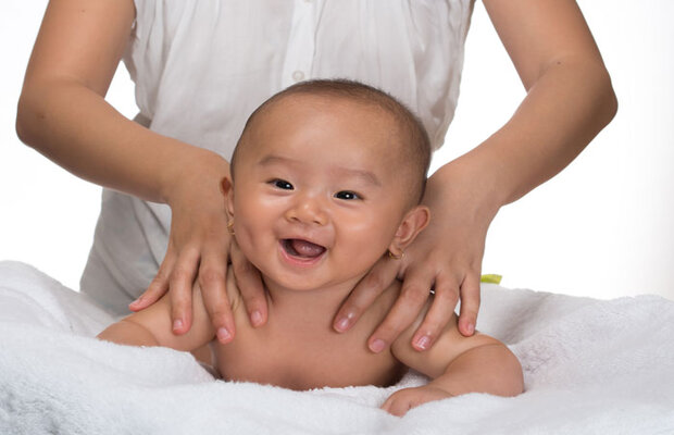 Massage cho trẻ sơ sinh