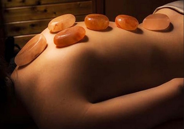 Massage đá muối giúp chăm sóc sức khỏe.