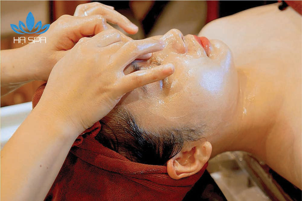 massage an huyet tre hoa vung mat 1