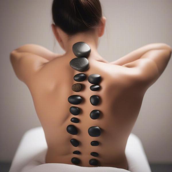 Massage đá nóng trị liệu đau lưng hiệu quả