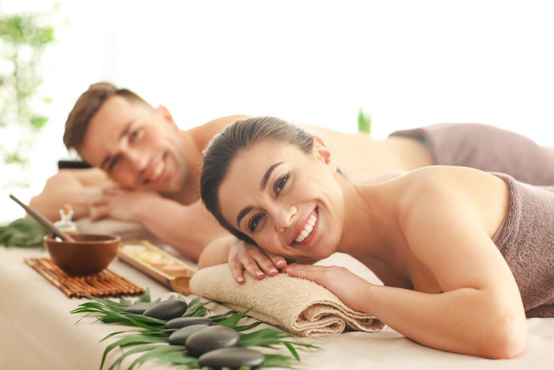 hinh-anh-chuyen-gia-thuc-hien-massage-tapotement-tren-lung-khach