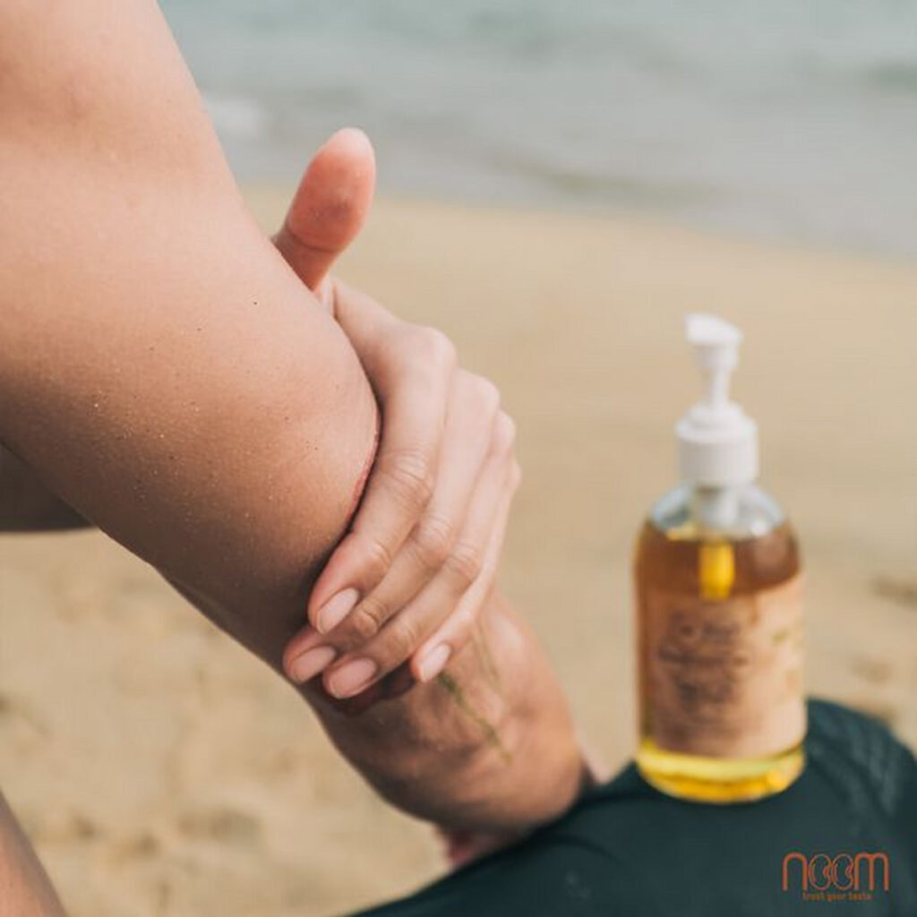 Người chuyên gia đang thực hiện Massage Ayurvedic tại nhà cho khách hàng thư giãn và cân bằng năng lượng
