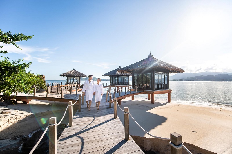 Massage Bằng Chân Tại Nhà bàn chân đang được massage bằng chân thư giãn hỗ trợ giảm đau mỏi