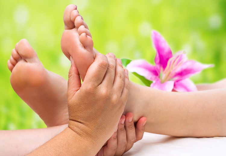 Massage Bằng Chân Tại Spa Hình ảnh massage bằng chân tại spa chuyên gia xoa bóp lòng bàn chân khách hàng