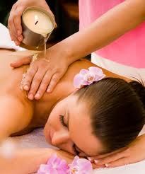 Massage Bằng Nến Thư Giãn Khách hàng thư giãn với massage bằng nến thơm trên lưng tại spa