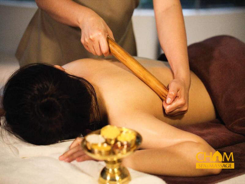 Massage Bằng Tre Cải Thiện Giấc Ngủ khách hàng massage bằng tre với ống tre trên lưng