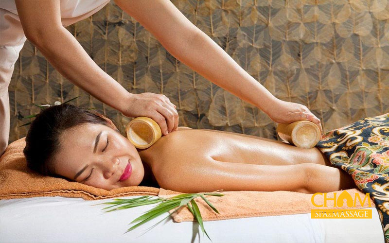 Khách hàng đang trải nghiệm massage bằng tre tại Cham Spa