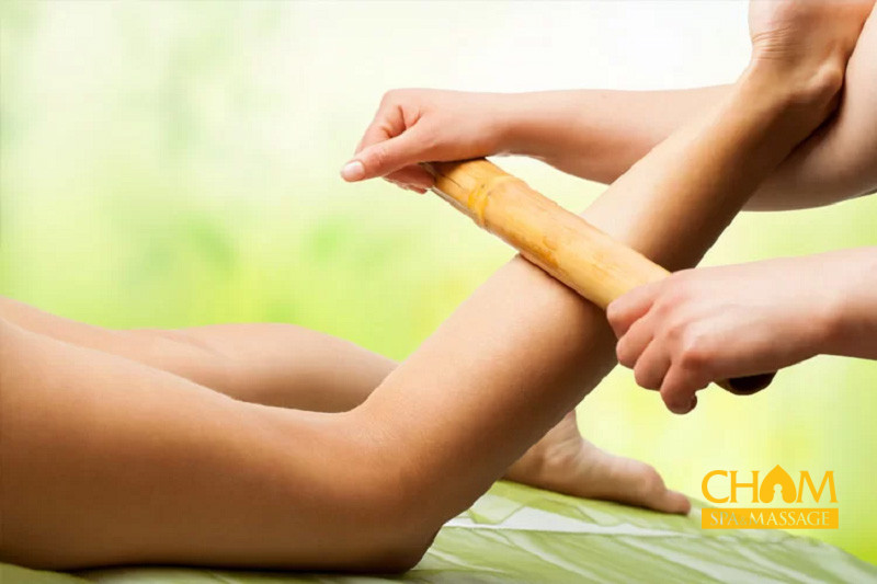 Massage Bằng Tre Giảm Đau Nhức Cơ Khách hàng thư giãn với massage bằng tre sử dụng thanh tre trên lưng