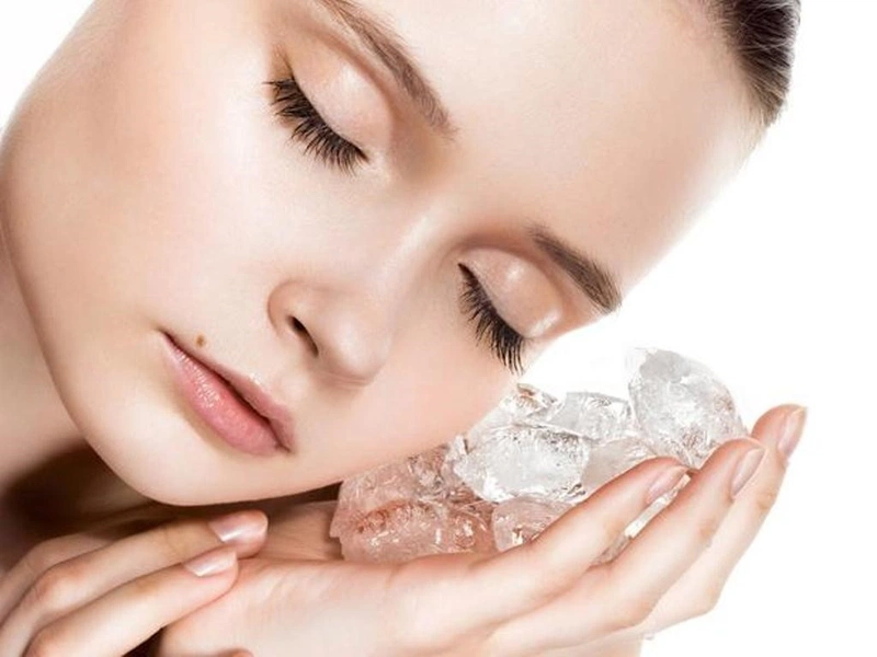 Massage Đá Lạnh Chăm Sóc Da Mặt Kỹ thuật viên massage mặt bằng đá lạnh chăm sóc da mặt săn chắc Massage đá lạnh