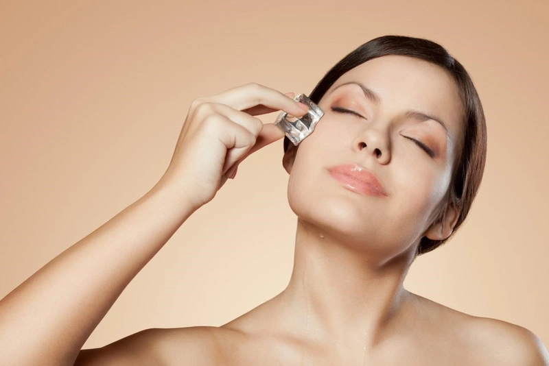 massage đá lạnh trên mặt giúp thư giãn và giảm sưng