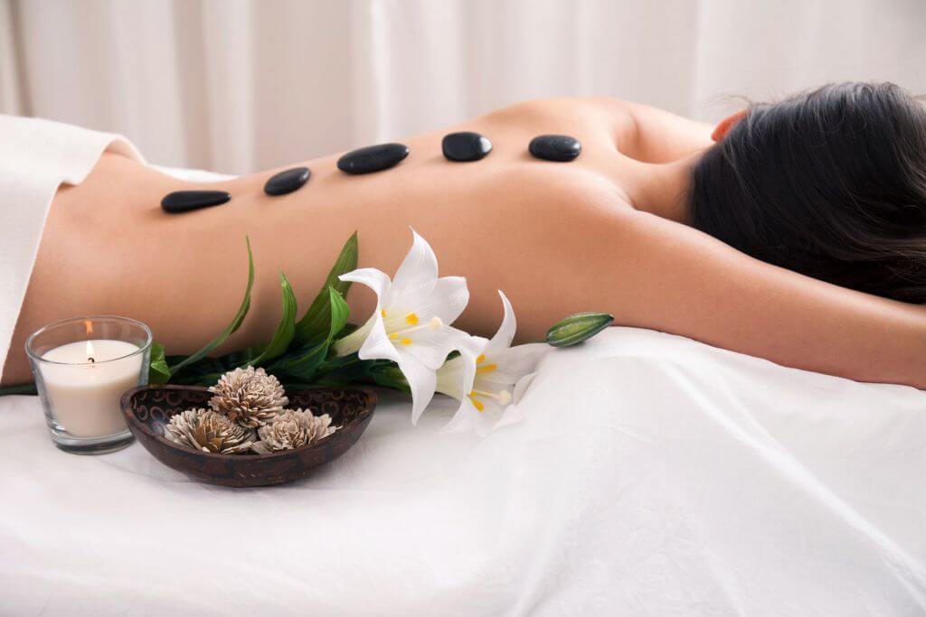 Massage Đá Nóng Thư Giãn Tại Spa Khách hàng thư giãn trong liệu pháp Massage đá nóng tại spa