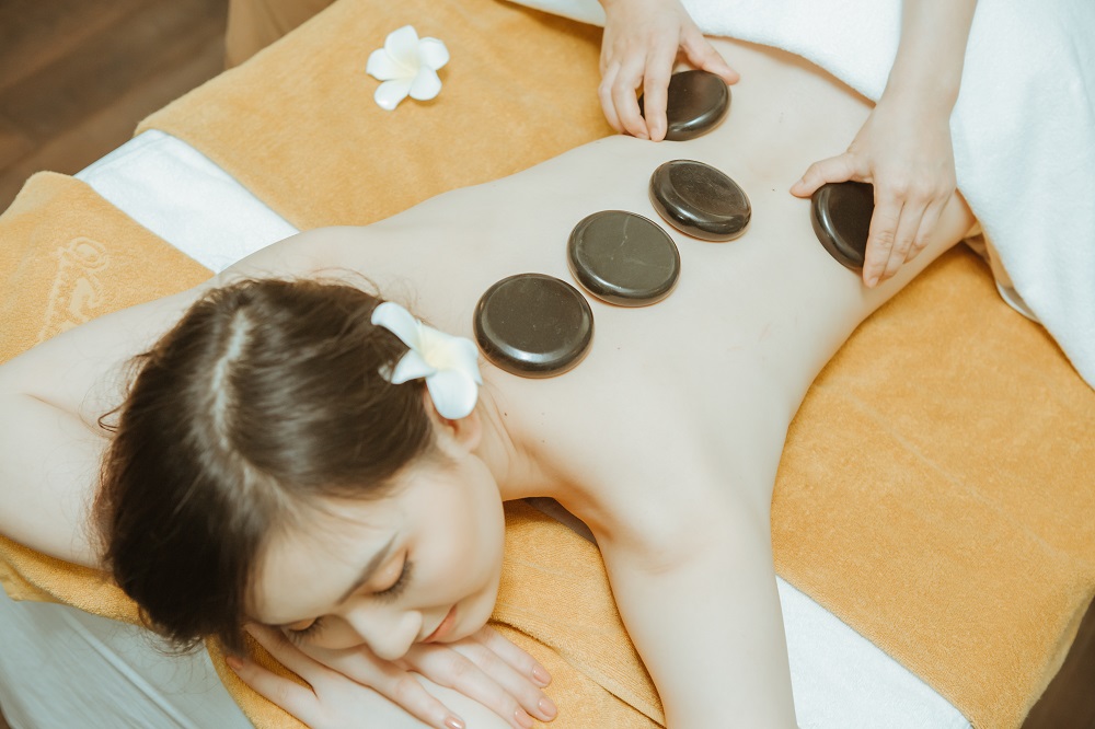 Khách hàng thư giãn với Massage đá nóng tại Vinpearl Spa