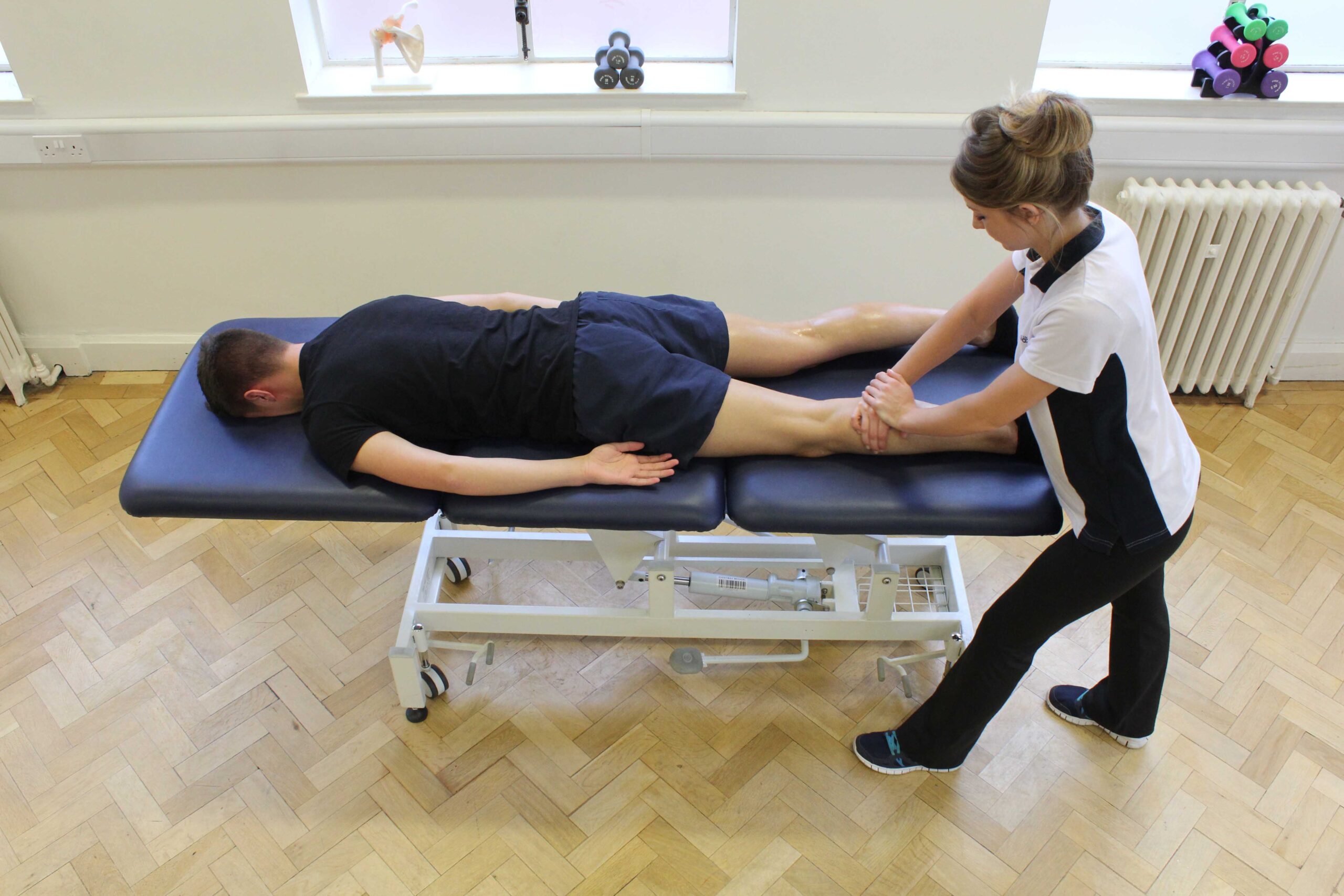 Massage Effleurage Trên Lưng Chuyên viên thực hiện Massage Effleurage lên lưng bệnh nhân giúp thư giãn và cải thiện tuần hoàn