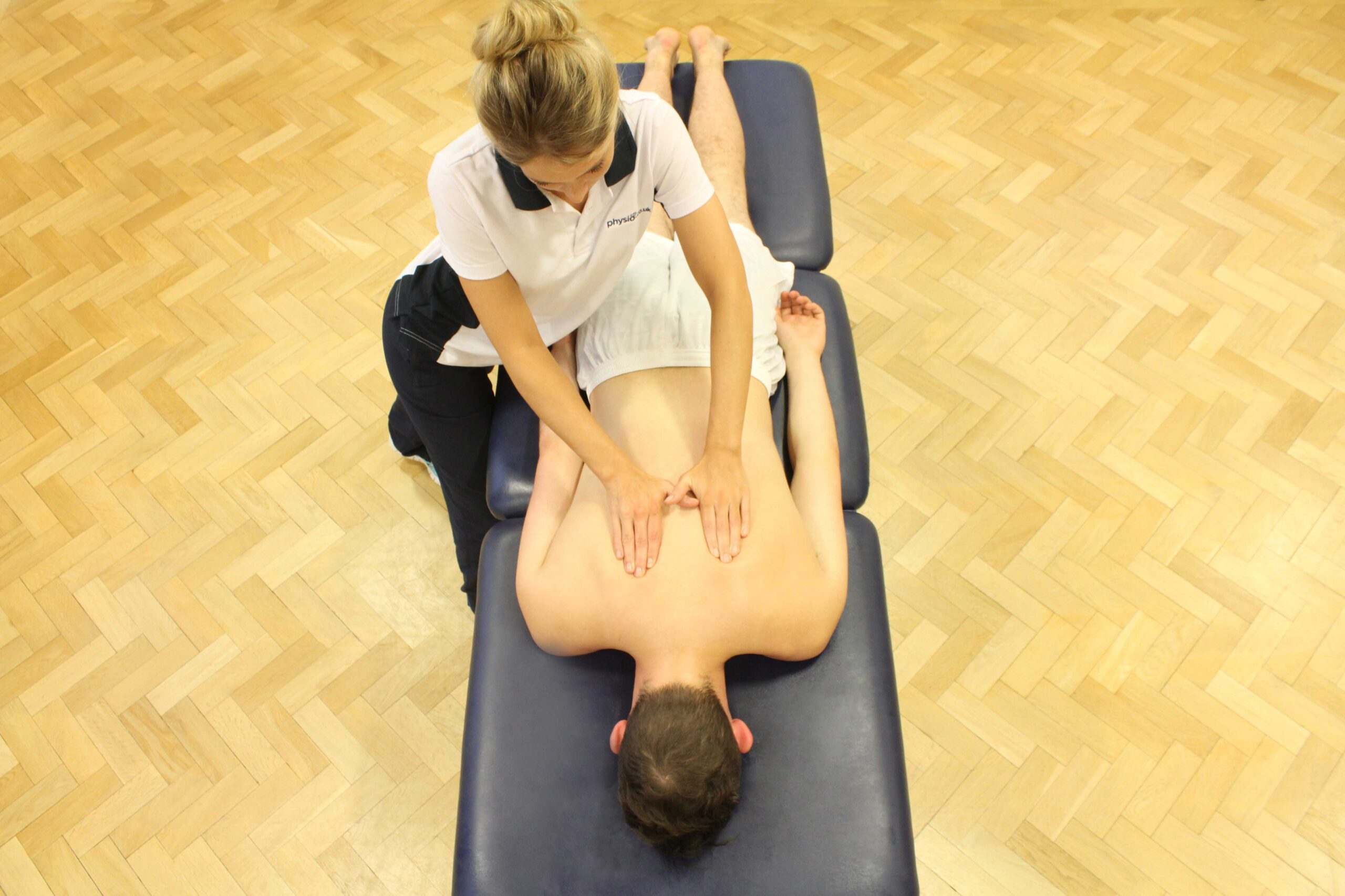 Kỹ Thuật Massage Effleurage Chuyên viên thực hiện Massage Effleurage nhẹ nhàng trên lưng khách hàng