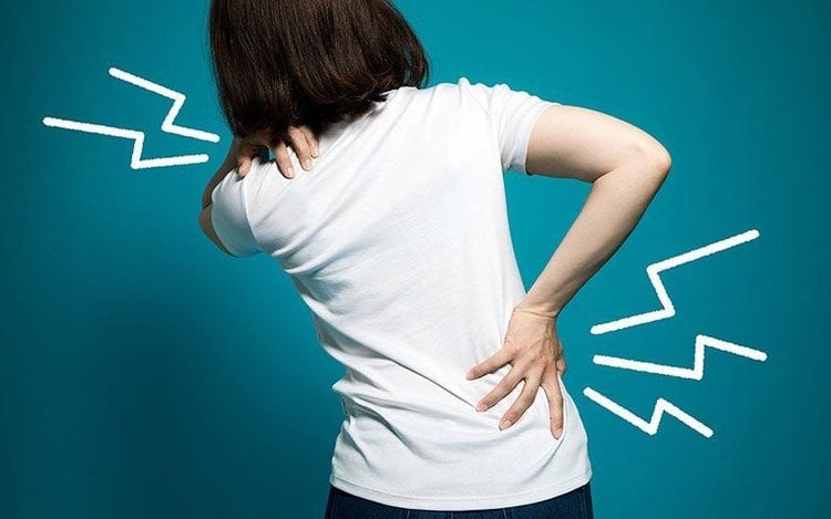 Massage Mô Sâu Giảm Đau Nhức Lưng Thợ massage thực hiện massage mô sâu giảm đau nhức lưng