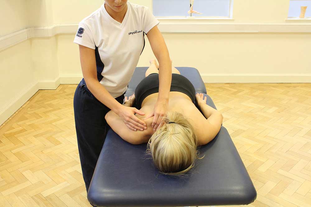 Chuyên gia thực hiện Massage Petrissage trên cơ lưng bệnh nhân giúp tăng lưu thông máu và thư giãn cơ