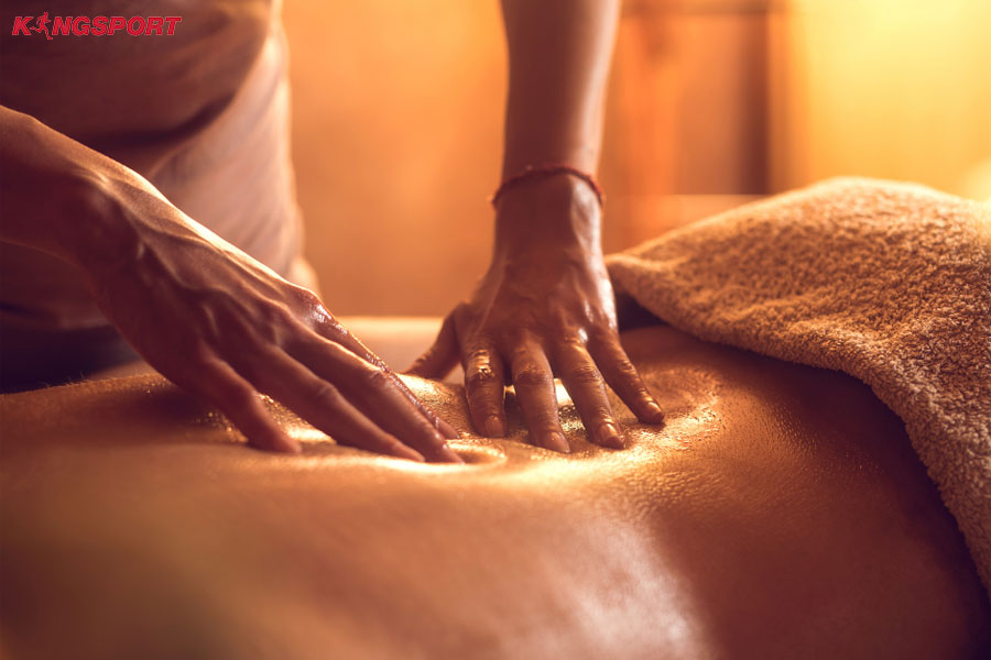 chuyen gia massage shiatsu day ap diem tren lung khach hang