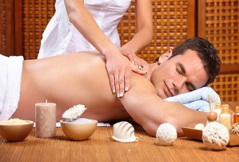 Massage Tapotement Trong Massage Thụy Điển Chuyên viên thực hiện Massage Tapotement kỹ thuật Tapotement trong Massage Thụy Điển