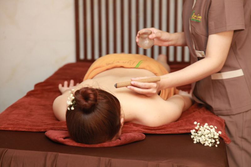 Massage Tapotement Thụy Điển Chuyên gia massage thực hiện kỹ thuật Massage Tapotement bằng động tác vỗ nhẹ lên lưng khách hàng