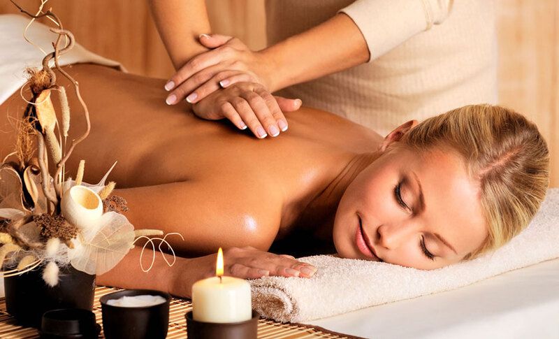 Massage Tapotement Trong Massage Thụy Điển chuyên-gia-thực-hiện-kỹ-thuật-massage-tapotement-trên-lưng-khách-hàng