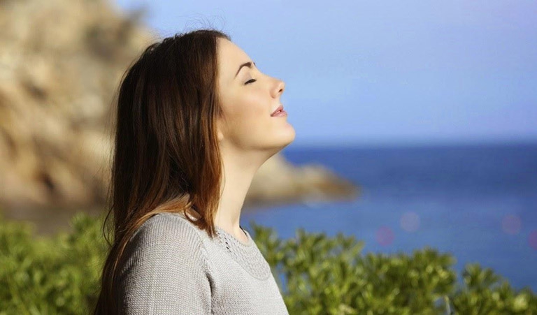 Chuyên Gia Massage Thái Kéo Giãn Chuyên gia Massage Thái thực hiện kỹ thuật kéo giãn chân trên thảm