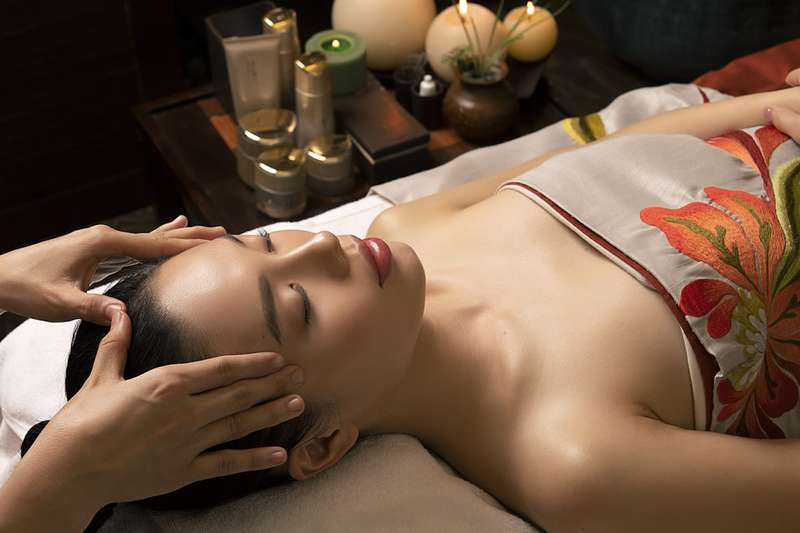 Massage Thư Giãn Nhật Bản Kiểu Nhật Từ A Đến Z Người thực hiện Massage thư giãn Nhật Bản kết hợp kỹ thuật Shiatsu trên lưng khách hàng