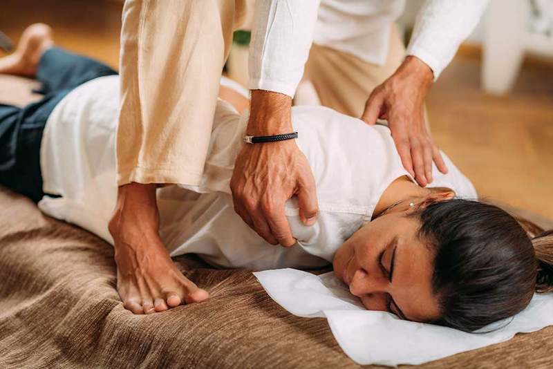 Massage Thư Giãn Nhật Bản Shiatsu Anma Yumeiho Khách hàng đang trải nghiệm massage thư giãn nhật bản với kỹ thuật shiatsu tại spa
