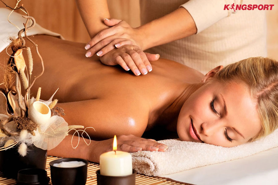 Massage Thư Giãn Thụy Điển Tại Spa Khách hàng nằm trên bàn massage được kỹ thuật viên thực hiện Massage thư giãn Thụy Điển với động tác xoa bóp sâu