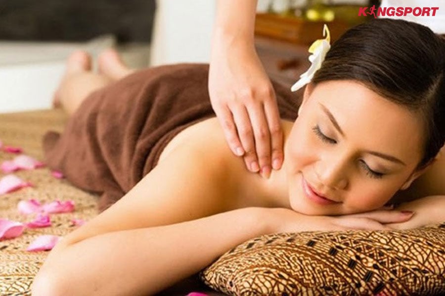 Khách hàng nằm thư giãn trên bàn massage trong buổi massage thư giãn Thụy Điển
