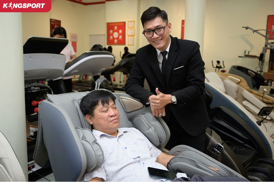 Kỹ Thuật Massage Thư Giãn Thụy Điển Lưng Khách hàng thư giãn khi được xoa bóp kỹ thuật Massage thư giãn Thụy Điển trên lưng