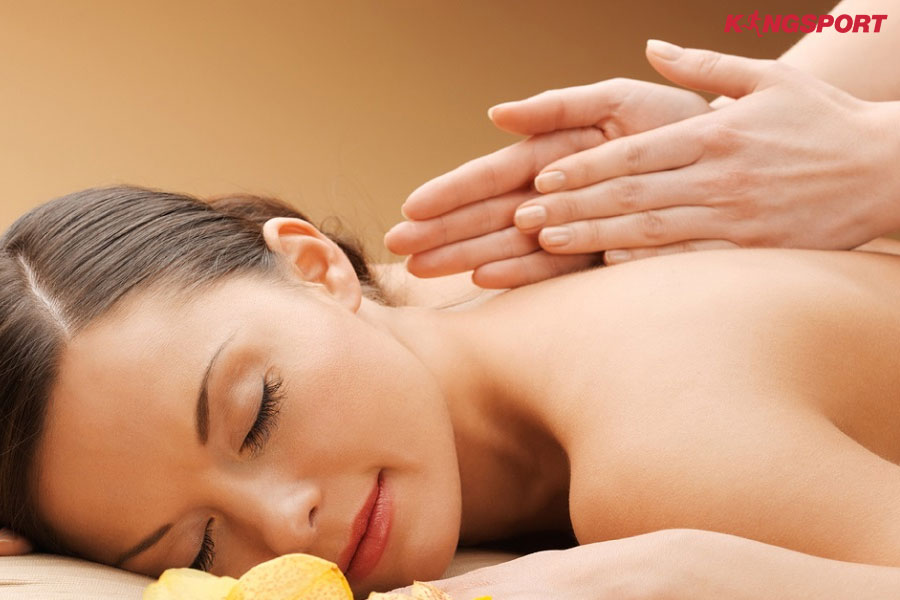 Massage Thư Giãn Thụy Điển Tại Nhà Khách hàng nằm thư giãn trên giường massage chuyên nghiệp trong buổi massage thư giãn Thụy Điển kết hợp kỹ thuật nhào nặn và vuốt nhẹ