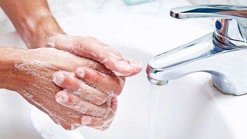 Rửa Tay Trước Khi Massage Vùng Mặt Người rửa tay trước khi massage vùng mặt