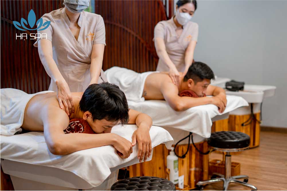 Khách hàng nam thư giãn massage cổ vai gáy tại Massage Huyện Bình Chánh