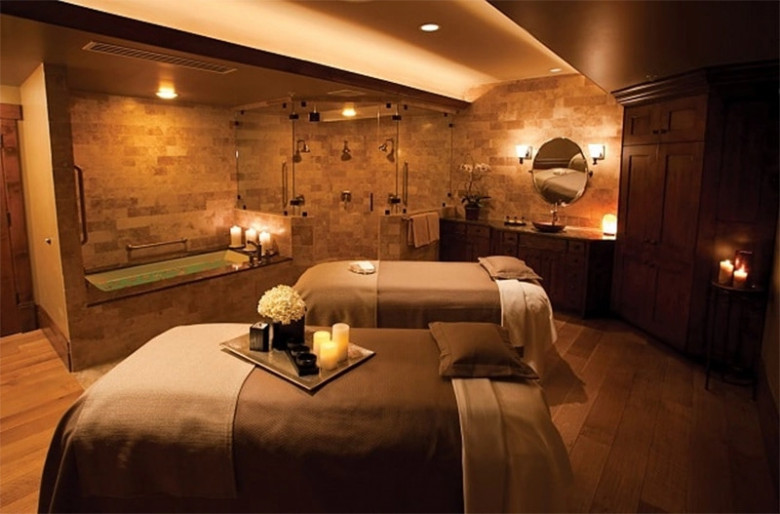 Khách hàng trải nghiệm dịch vụ massage thư giãn tại Massage Phúc Thọ