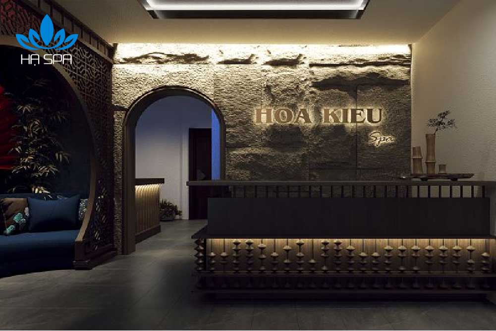Không gian spa trang trí hoa kiều dịu dàng tạo cảm giác thư giãn tại Massage Quận 11