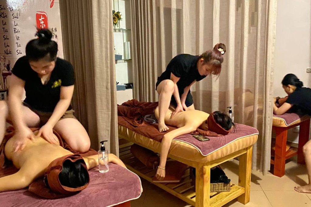 khách hàng thư giãn massage body chuyên nghiệp massage quận 12