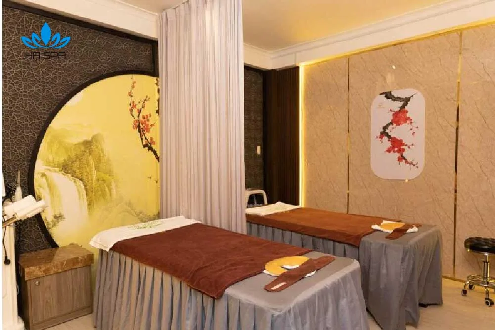 Lux 152 Spa Massage Quận 7 Kỹ thuật viên massage thư giãn cho khách hàng tại spa sang trọng Massage Quận 7